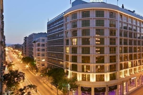 Melia Athens Hotel mit vielen Fenstern und Beleuchtung bei Nacht