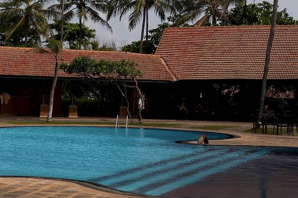 Außenbereich des Club Hotel Dolphin mit Swimmingpool und umliegenden Gebäuden
