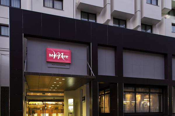 Außenansicht des Mercure Paris Montmartre Sacré-Coeur Hotels mit rotem Sign