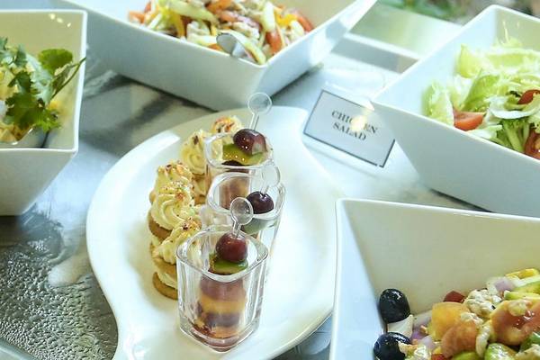 Buffet mit verschiedenen Salaten und Desserts im Club Hotel Dolphin.
