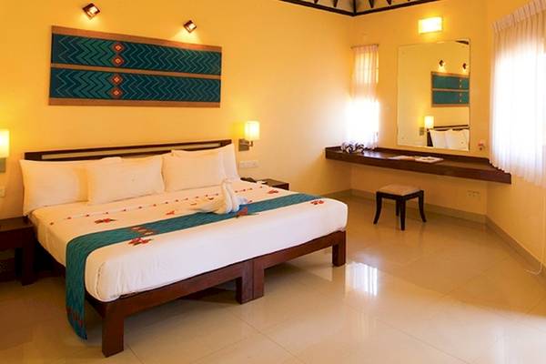 Club Hotel Dolphin Zimmer mit Meerblick, Bett, Spiegel, Nachttische, und eine Terrasse mit Blick auf das Meer.