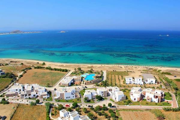 Aussenansicht des Plaza Beach Hotels mit Strand, Meer und Swimmingpool.