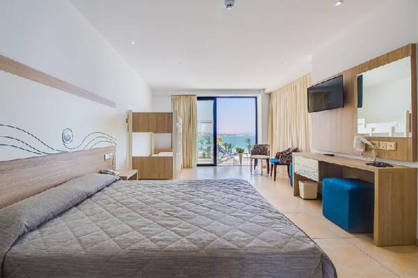 Doppelzimmer im Stamatia Hotel mit Meerblick, Bett, Fernseher und Balkon