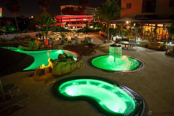Stamatia Hotel Poolbereich bei Nacht mit grünem Wasser und Beleuchtung