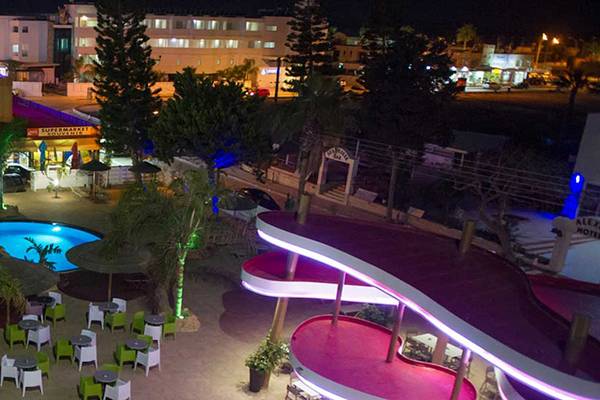 Nachtansicht des Stamatia Hotels mit Pool und Außenbereichen.