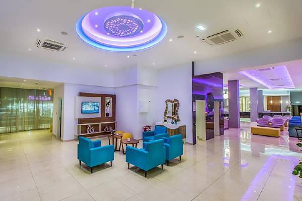 Stamatia Hotel Lobby mit Sitzecken und Fernseher