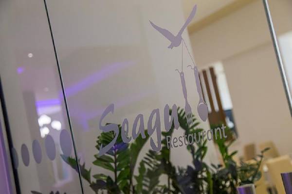 Glasscheibe mit Logo des Seagu Restaurants des Stamatia Hotels