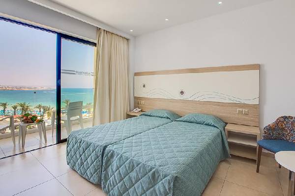Doppelzimmer im Stamatia Hotel mit Blick auf das Meer und eine Terrasse.