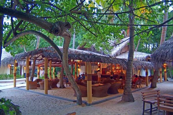 Außenbereich des Biyadhoo Island Resorts mit vielen Gästen, die sich entspannen.