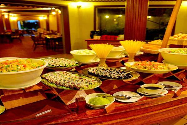 Biyadhoo Island Resort Buffet mit verschiedenen Gerichten auf einem hölzernen Tisch.