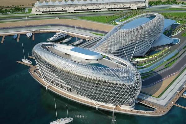 Luftaufnahme des W Abu Dhabi Hotels auf Yas Island mit Marina und Yachten