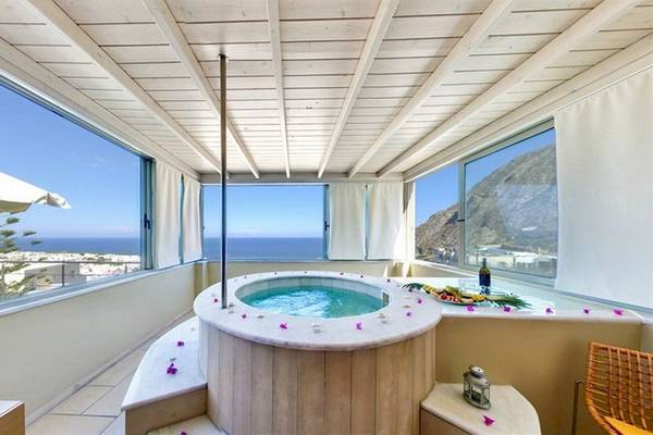 Whirlpool auf dem Balkon der Antinea Suites & Spa mit Meerblick und Palmen