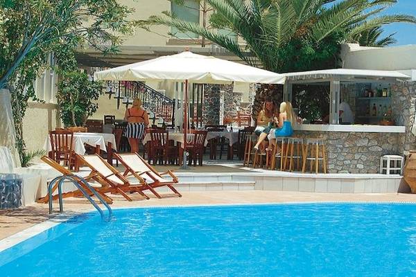 Poolbar im Hotel Antinea Suites & Spa mit Gäste an der Bar und Liegestühlen.