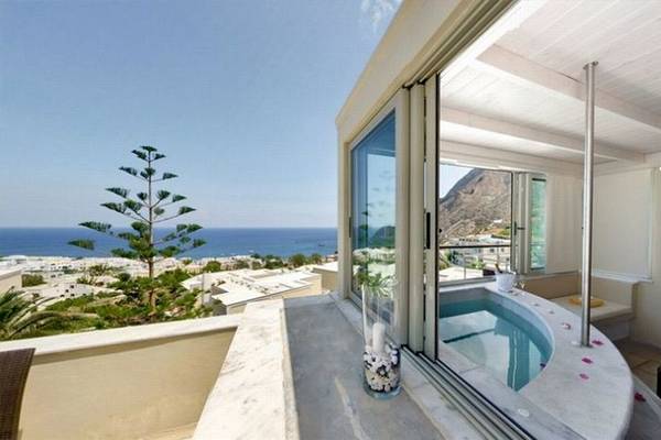 Hotelterrasse mit Whirlpool und Meerblick im Antinea Suites & Spa