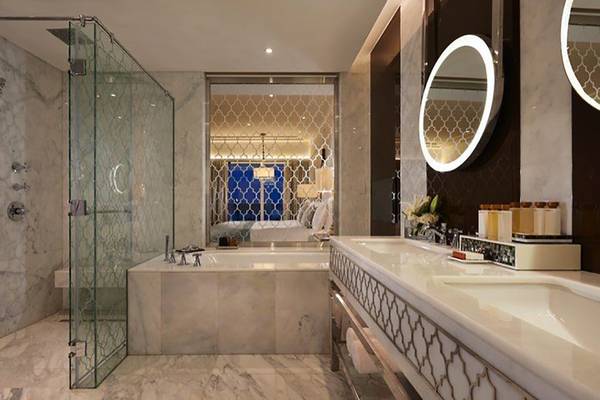 Luxuriöses Badezimmer im Waldorf Astoria Ras Al Khaimah mit Badewanne und Marmorfliesen.