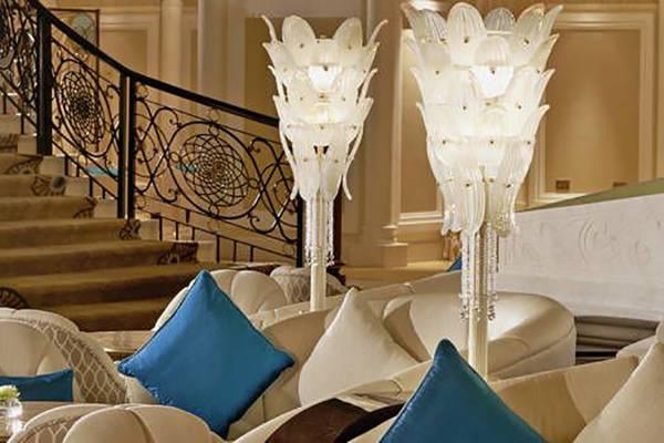 Lobby des Waldorf Astoria Ras Al Khaimah mit Treppenhaus, Couches und Leuchten