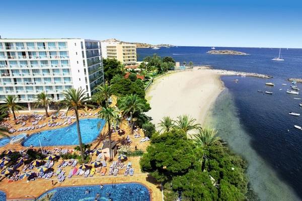 Luftaufnahme des The Ibiza Twins Resorts mit Swimmingpool, Strand und Meer.