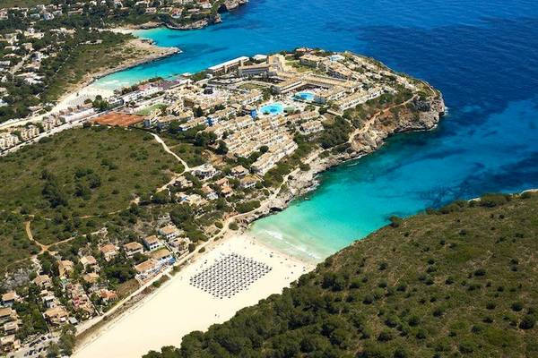 Luftaufnahme des Blau Punta Reina Hotels mit Strand und Poolbereich