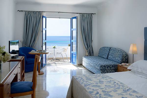 Zimmer im Mitsis Norida Beach Hotel mit Blick auf das Meer von der Terrasse