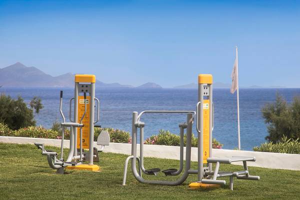 Gym-Geräte am Strand des Mitsis Norida Beach Hotels mit Blick auf das Meer.
