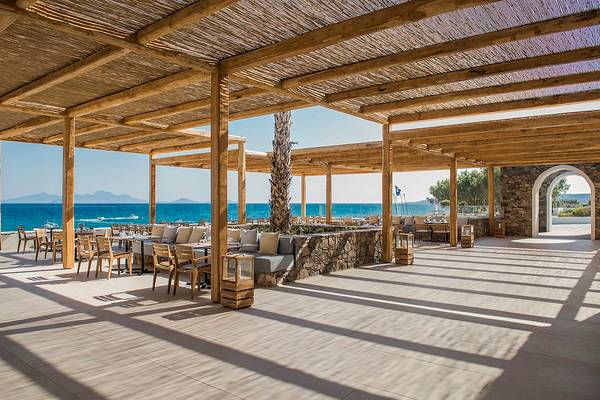 Terrasse des Mitsis Norida Beach Hotels mit Blick auf das Meer