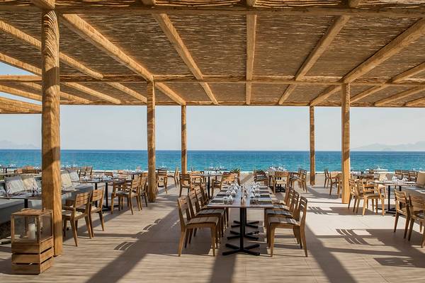 Außenterrasse des Mitsis Norida Beach Hotels mit Blick auf das Meer.