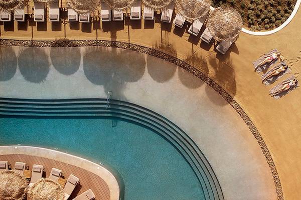 Luftaufnahme des Infinity-Pools und der Liegestühle im Mitsis Norida Beach Hotel.