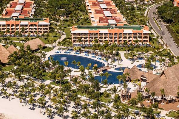 Luftaufnahme des Barcelo Maya Grand Resorts mit Swimmingpool und Bungalows