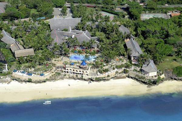 Luftaufnahme des Bahari Beach Hotel mit Swimmingpool, Palmen und Strand