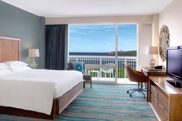 Zimmer im Dreams Curacao Resort, Spa & Casino mit Meerblick und Balkon.
