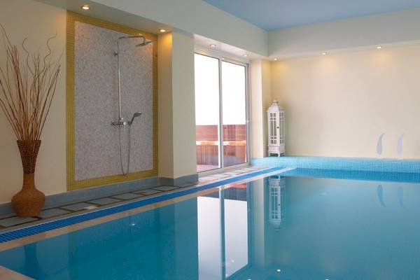 Innenpool des Atrium Prestige Thalasso Spa Resort & Villas mit blauem Wasser und einer Dusche