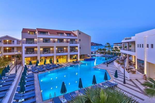 Luftaufnahme des Porto Platanias Beach Resort & Spa mit Swimmingpool und Sonnenliegen