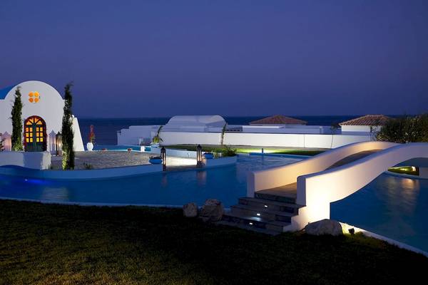 Nachtansicht des Atrium Prestige Thalasso Spa Resorts & Villas mit Swimmingpool und Leuchtelementen.