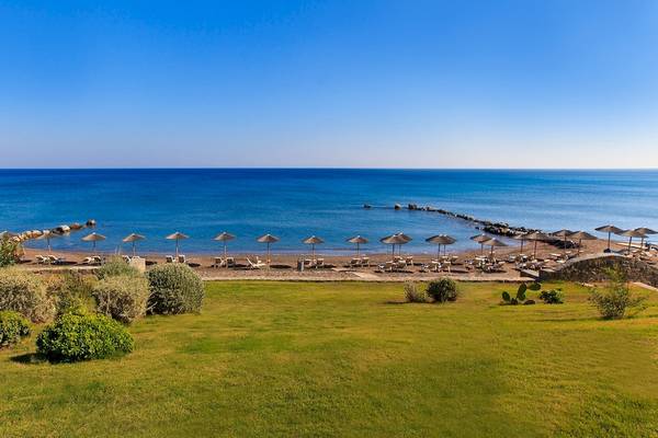 Strand des Atrium Prestige Thalasso Spa Resort & Villas mit Sonnenschirmen und Liegen