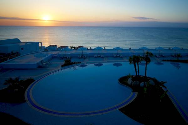 Sonnenuntergang am Atrium Prestige Thalasso Spa Resort & Villas mit Blick auf das Meer und den Poolbereich