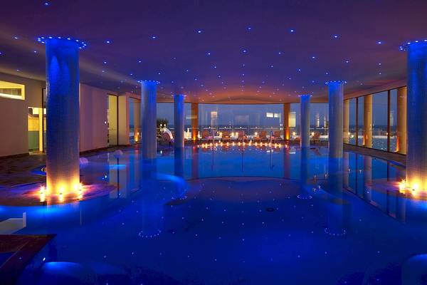 Innenpool des Atrium Prestige Thalasso Spa Resort & Villas mit blauen Lichtern und Sternenhimmel