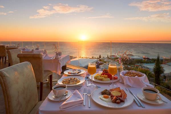Frühstück auf der Terrasse des Atrium Prestige Thalasso Spa Resorts & Villas mit Meerblick