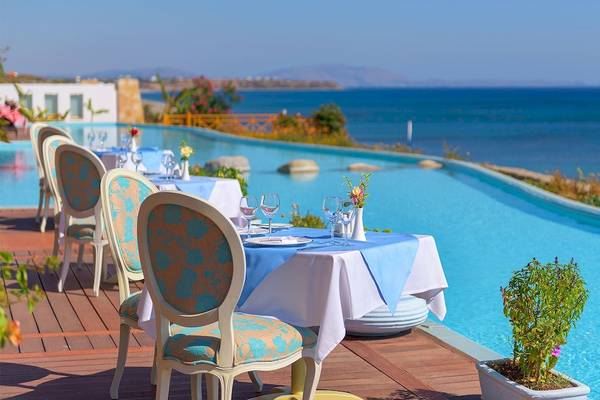 Außenrestaurant-Tische mit Blick auf das Meer im Atrium Prestige Thalasso Spa Resort & Villas