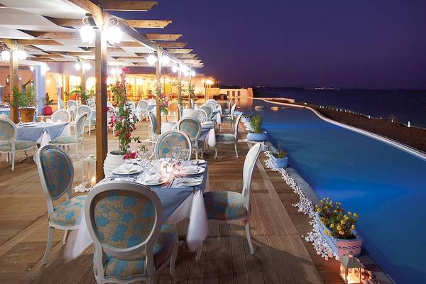 Abendessen auf der Terrasse des Atrium Prestige Thalasso Spa Resorts & Villas mit Blick auf das Meer.