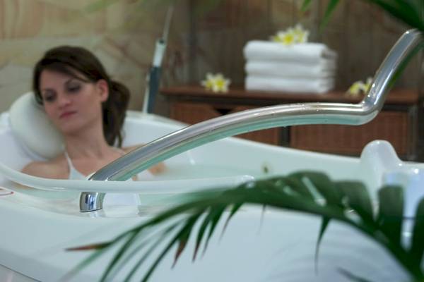 Eine Frau genießt ein entspannendes Bad in einem Whirlpool im Atrium Prestige Thalasso Spa Resort & Villas.
