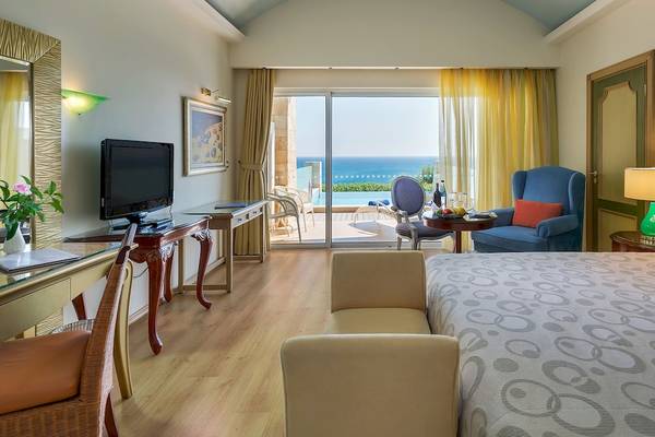 Ein elegantes Hotelzimmer mit Meerblick, moderner Einrichtung und einer komfortablen Atmosphäre.