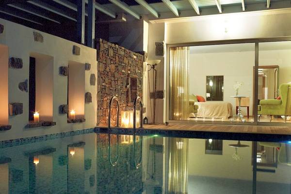 Außenbereich des Atrium Prestige Thalasso Spa Resorts mit Pool und abendlicher Beleuchtung