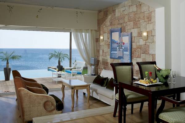 Innenansicht der Suite im Atrium Prestige Thalasso Spa Resort & Villas mit Blick auf das Meer.