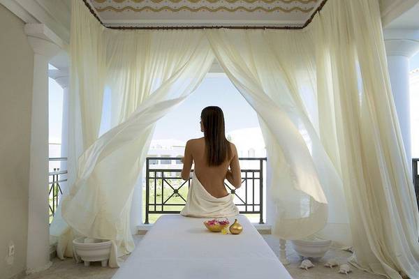 Frau im Spa-Bereich des Grecotel La Riviera & Aqua Park mit Blick aus dem Fenster