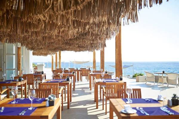 Außenbereich des Restaurants im Grecotel La Riviera & Aqua Park mit Blick auf das Meer.