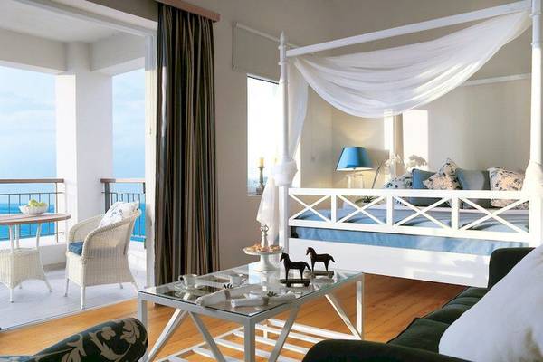 Schlafzimmer mit Balkon und Meerblick im Grecotel La Riviera & Aqua Park Hotel