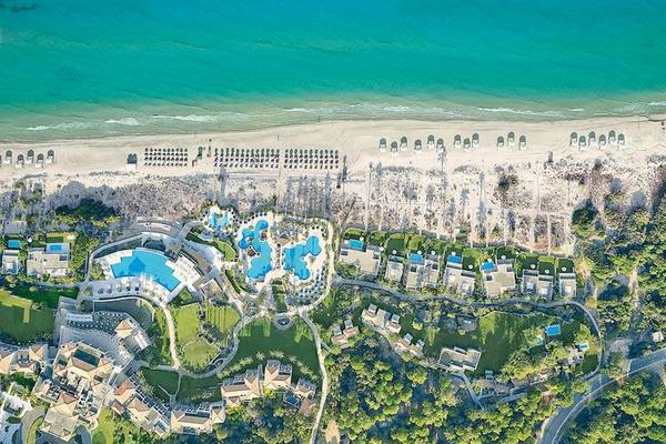 Luftaufnahme des Grecotel La Riviera & Aqua Park Hotels mit Pool und Strand