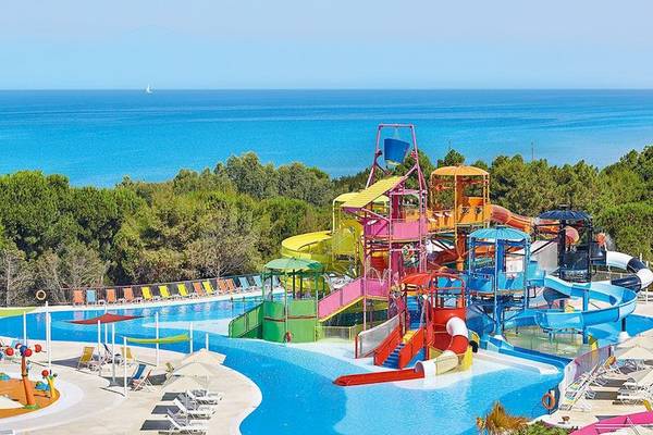 Wasserrutschen und Pool im Grecotel La Riviera & Aqua Park mit Meerblick.