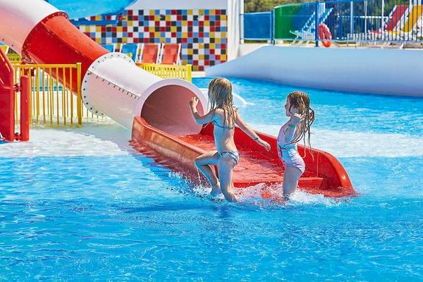 Zwei Maedchen rutschen im Wasserpark des Grecotel La Riviera & Aqua Park