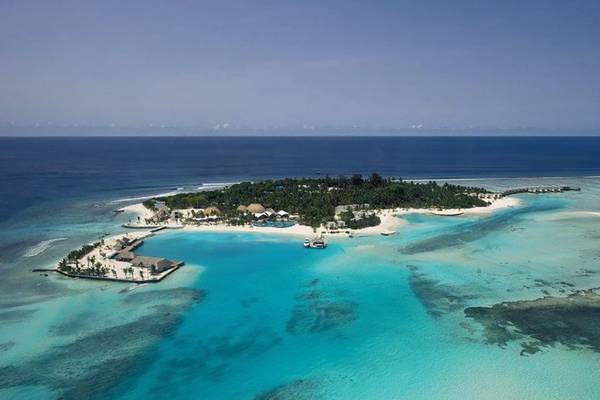 Luftaufnahme des Holiday Inn Resort Kandooma auf den Malediven mit türkisfarbenem Wasser und weißen Stränden.